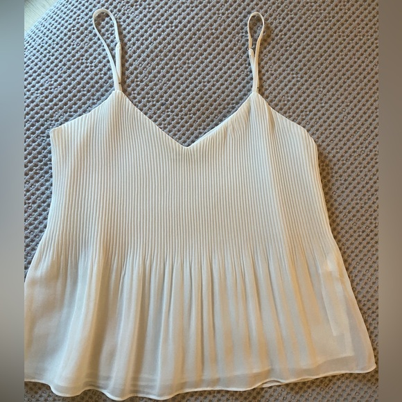 White pleated tank - Picture 2 of 4